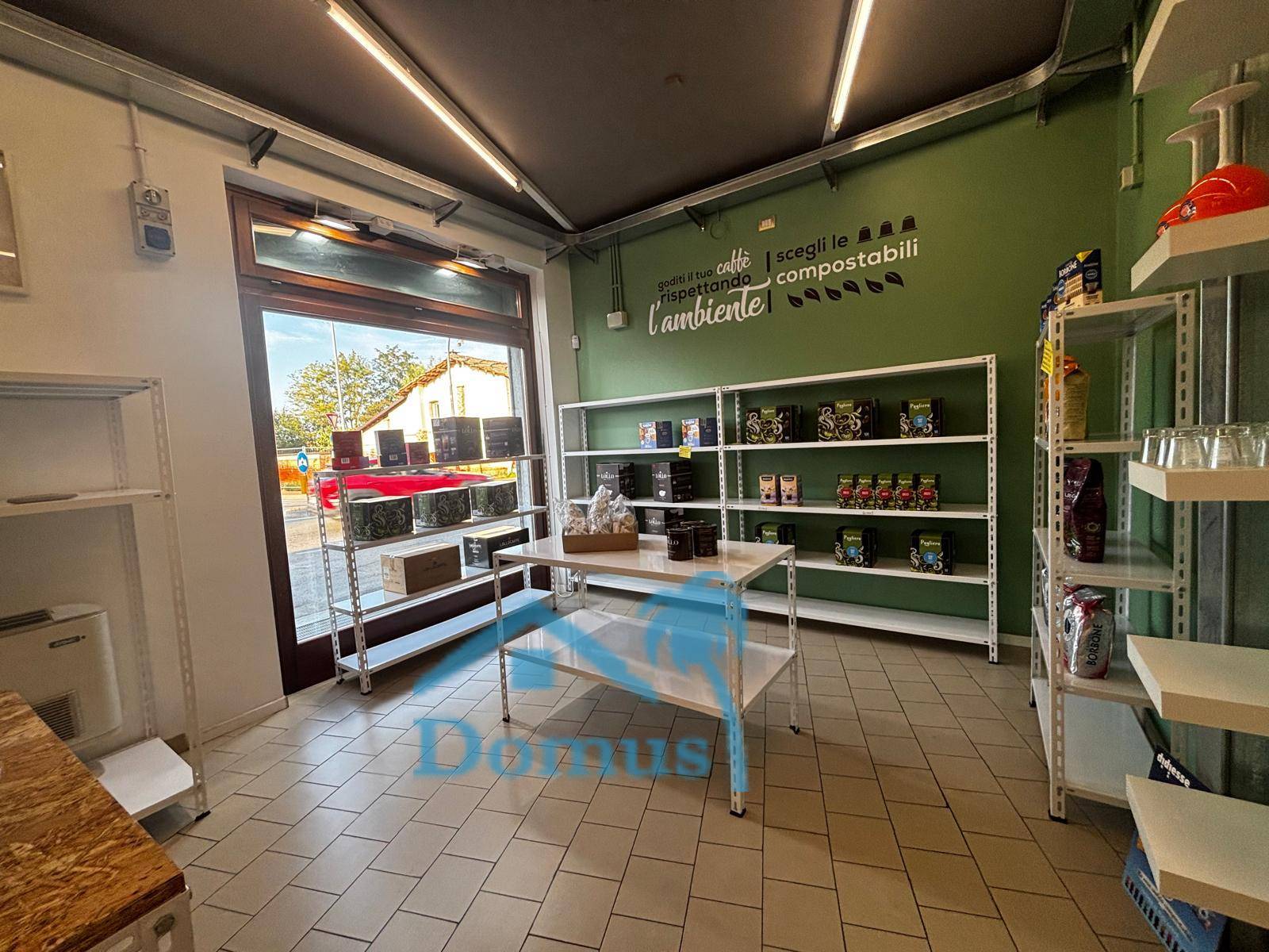 Locale commerciale in affitto a Cavour