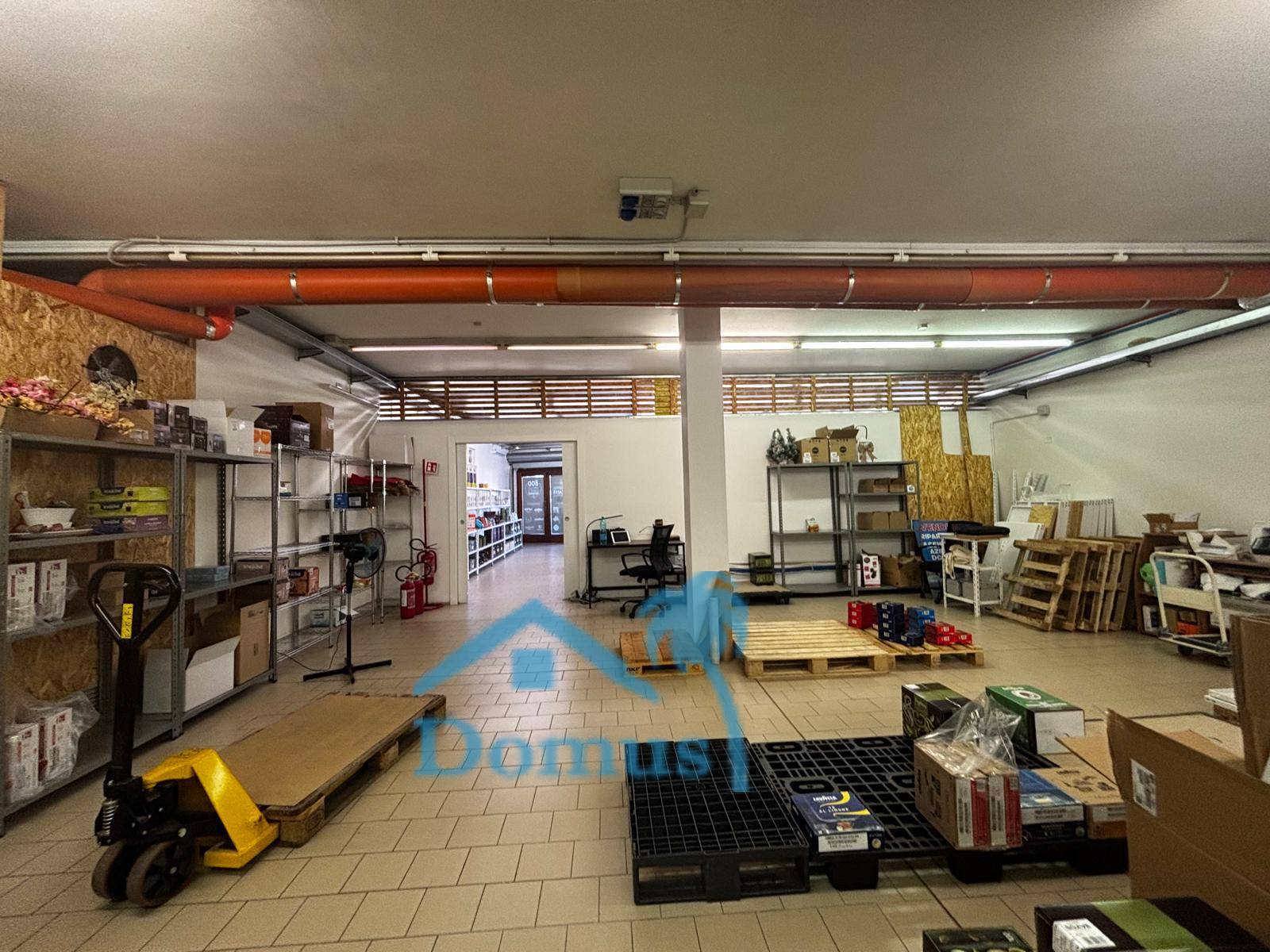 Locale commerciale in affitto a Cavour