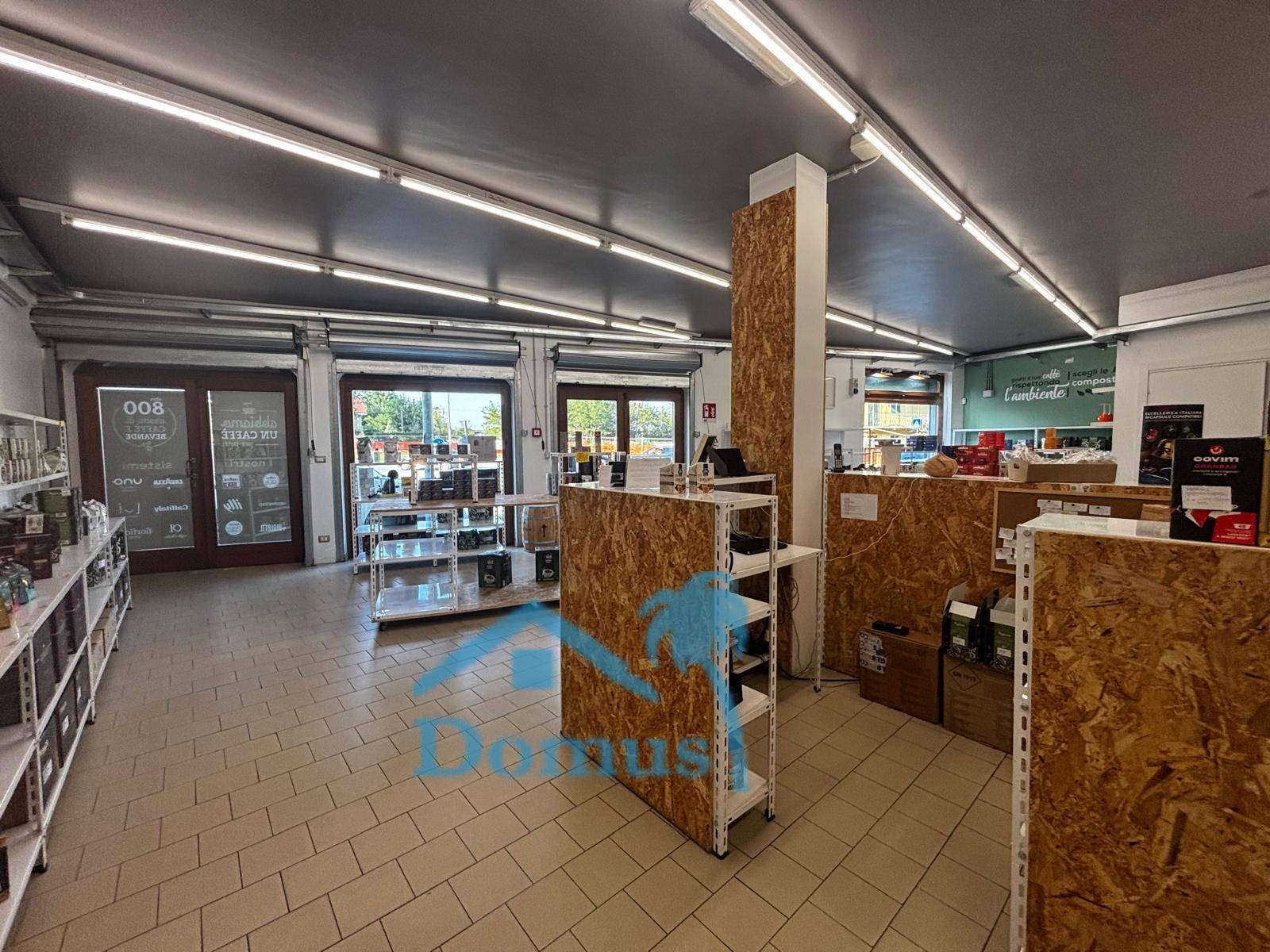 Locale commerciale in affitto a Cavour