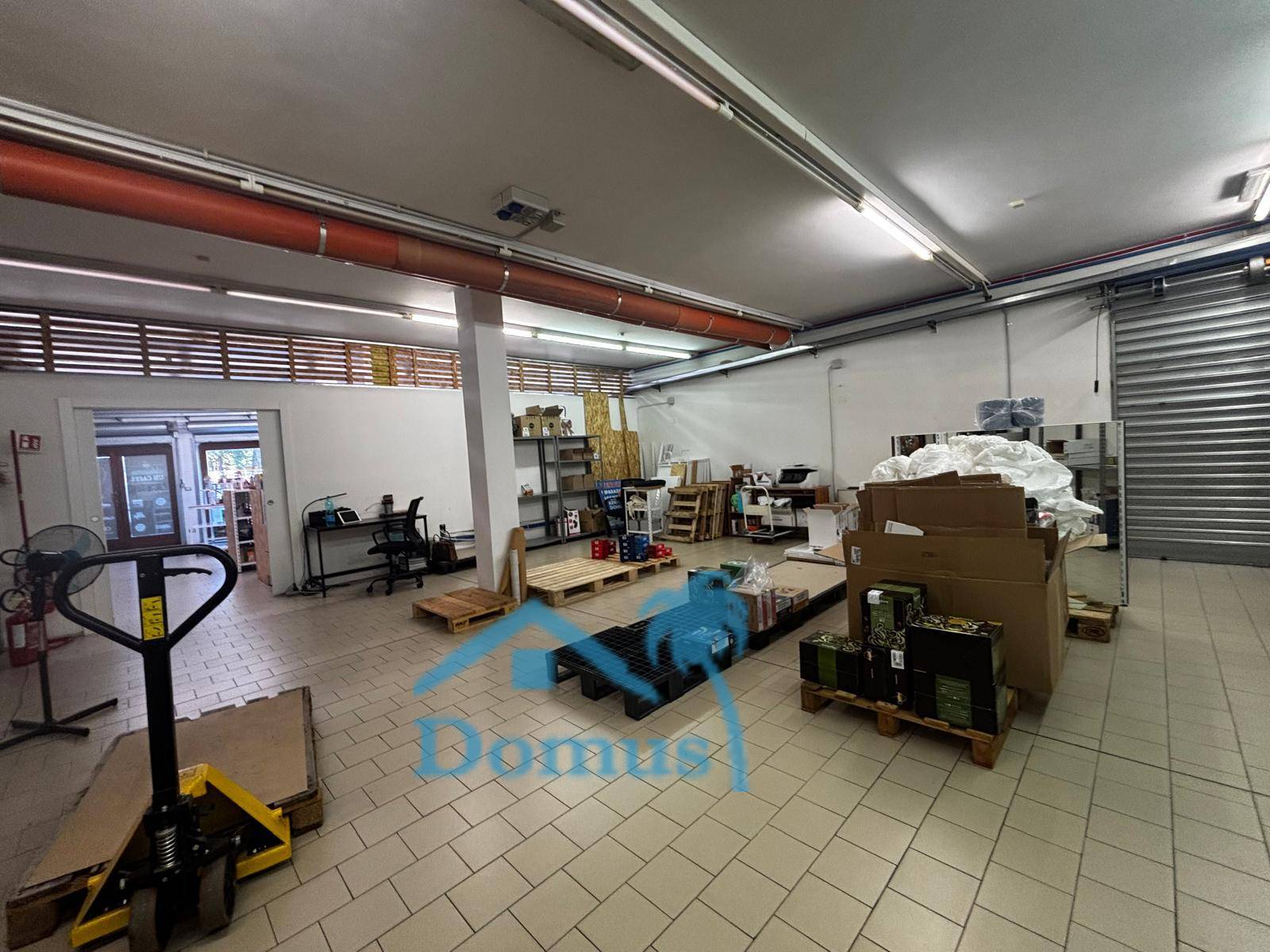 Locale commerciale in affitto a Cavour