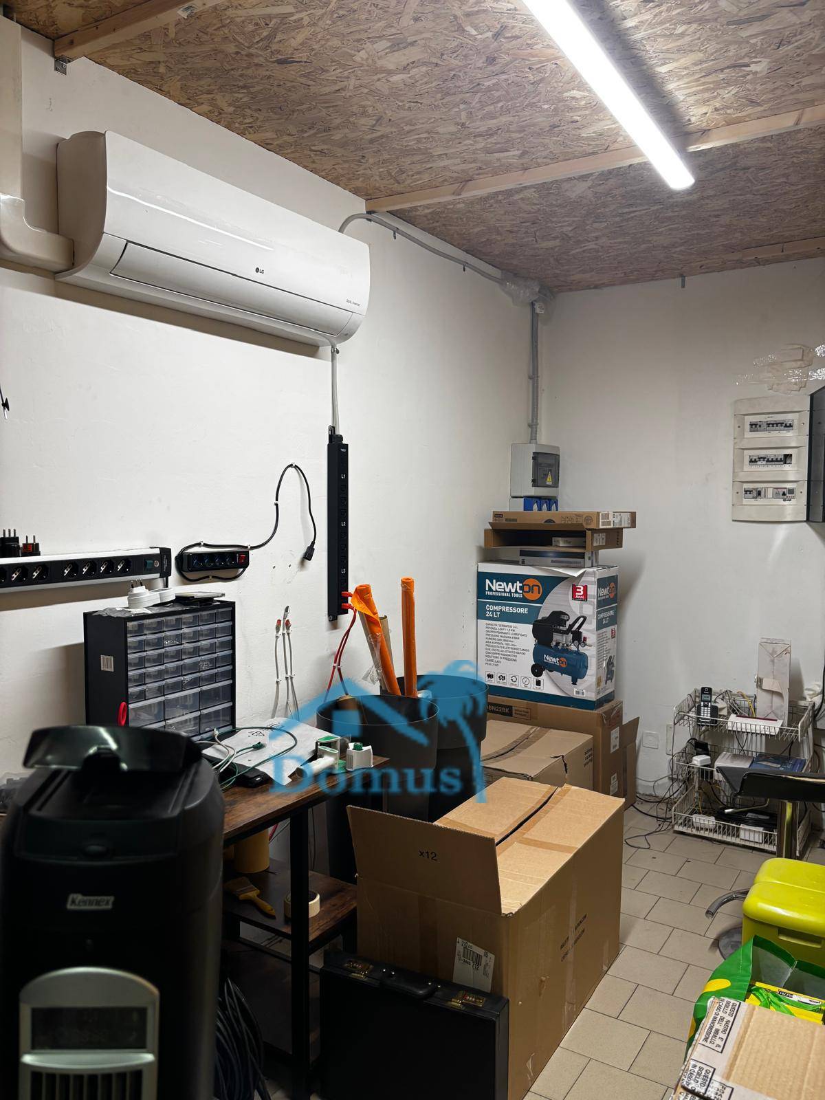 Locale commerciale in affitto a Cavour