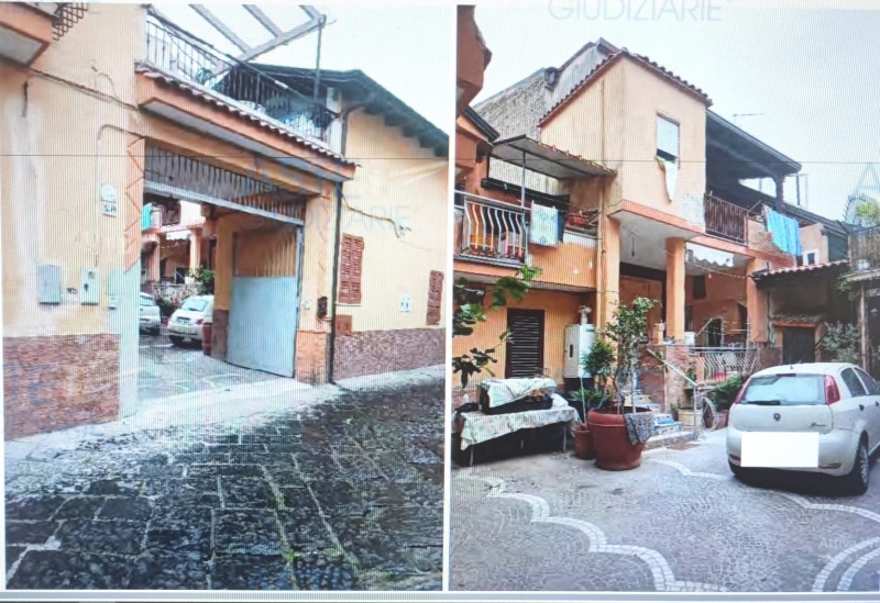 Casa indipendente con terrazzi a Parete