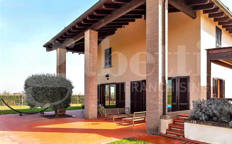 Villa con giardino a San Lazzaro di Savena