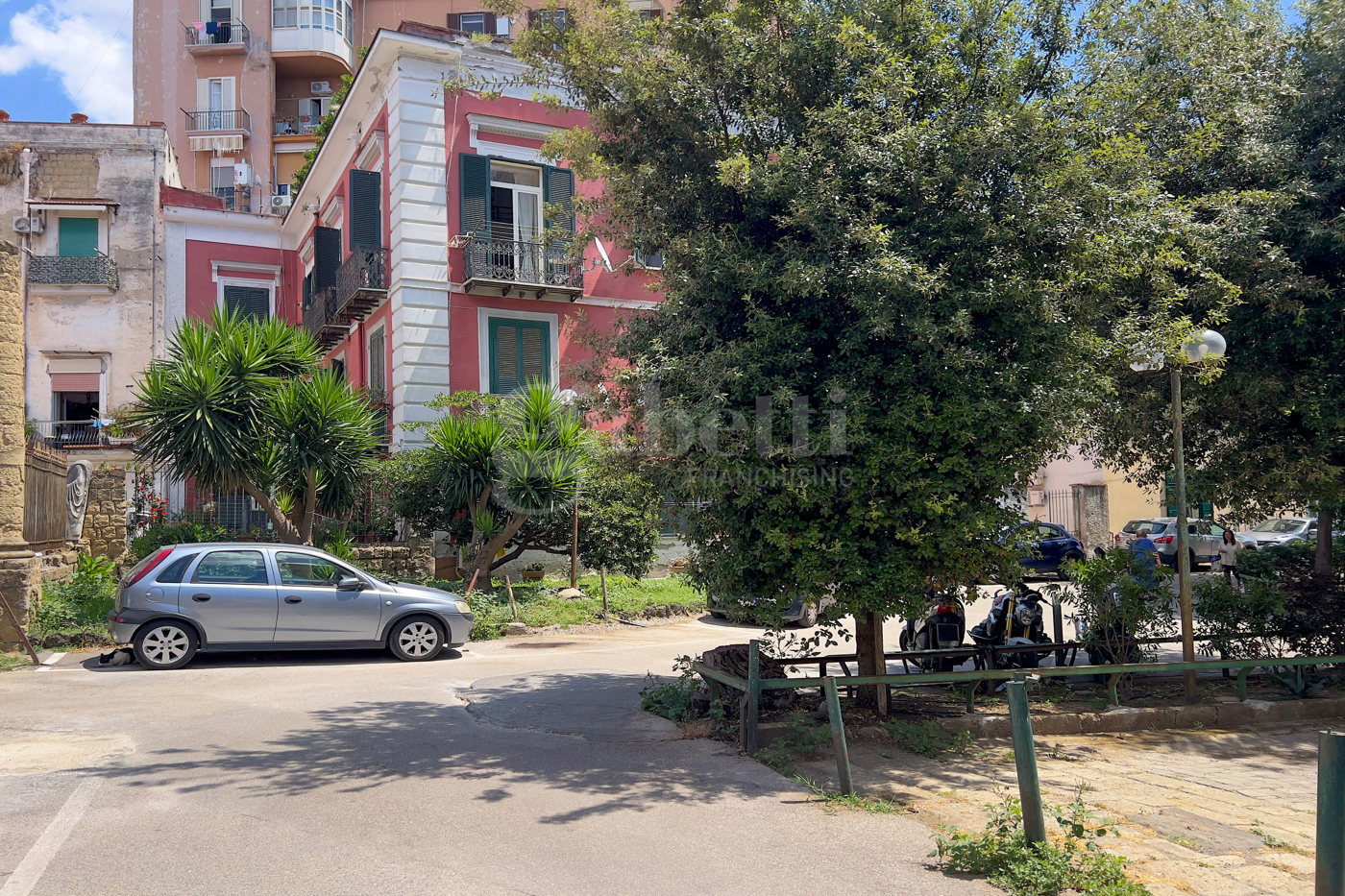 Box/Garage 150mq in vendita a Napoli