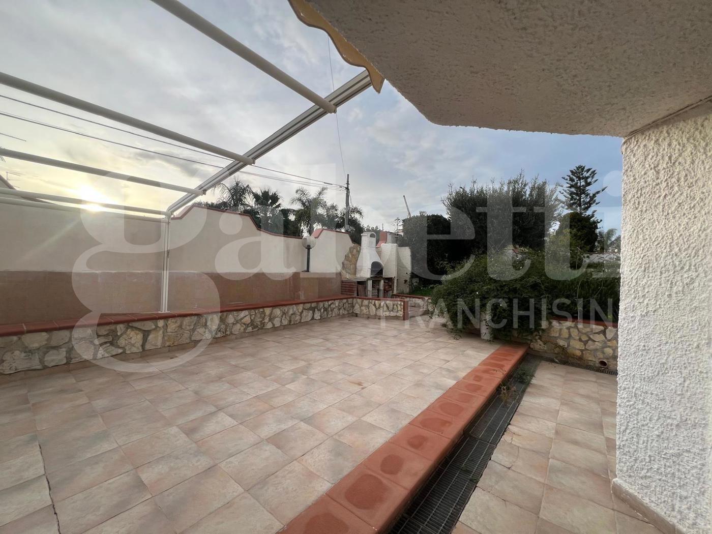 Villa con box doppio a Siracusa