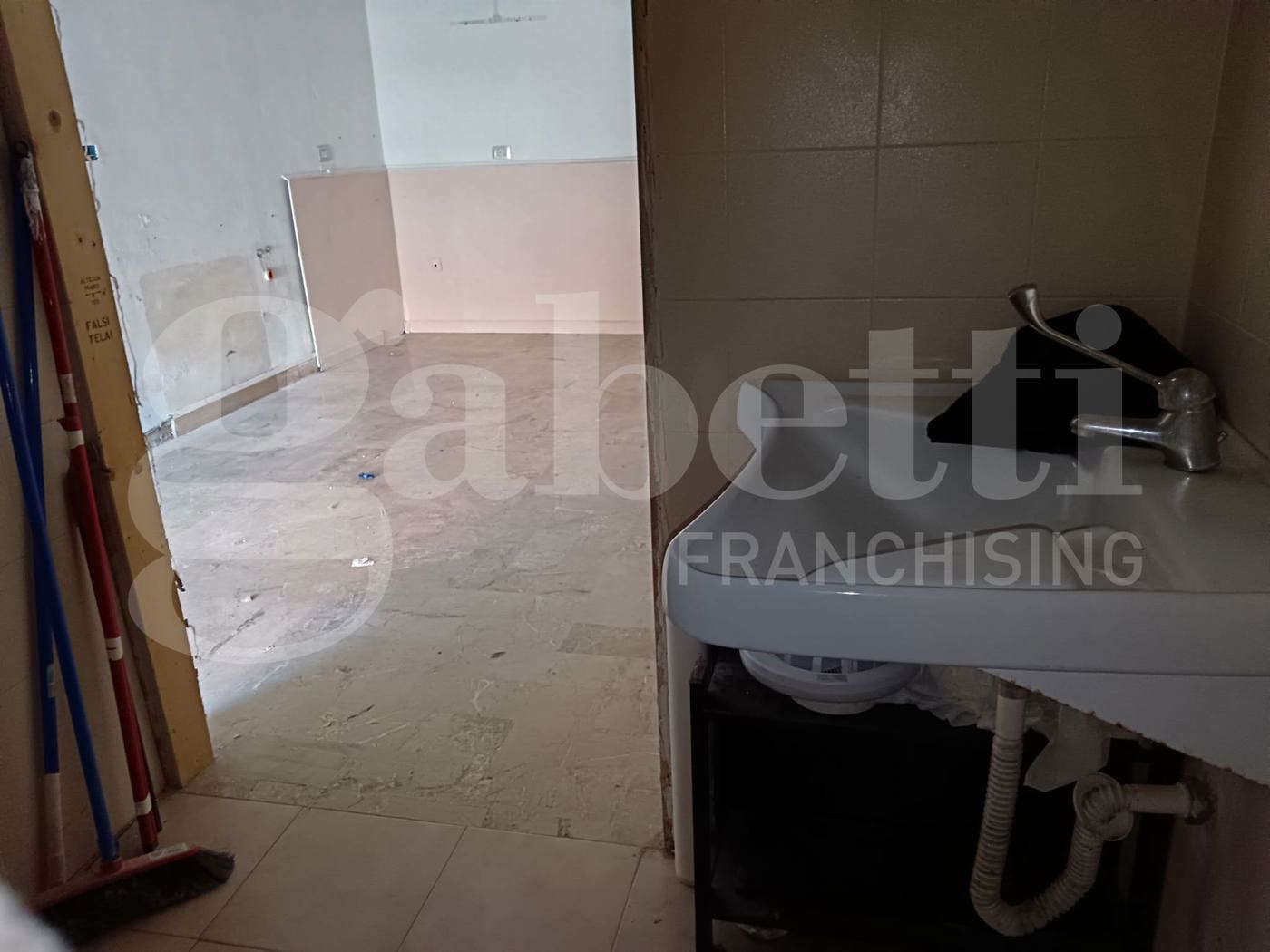 Negozio da ristrutturare a Siracusa