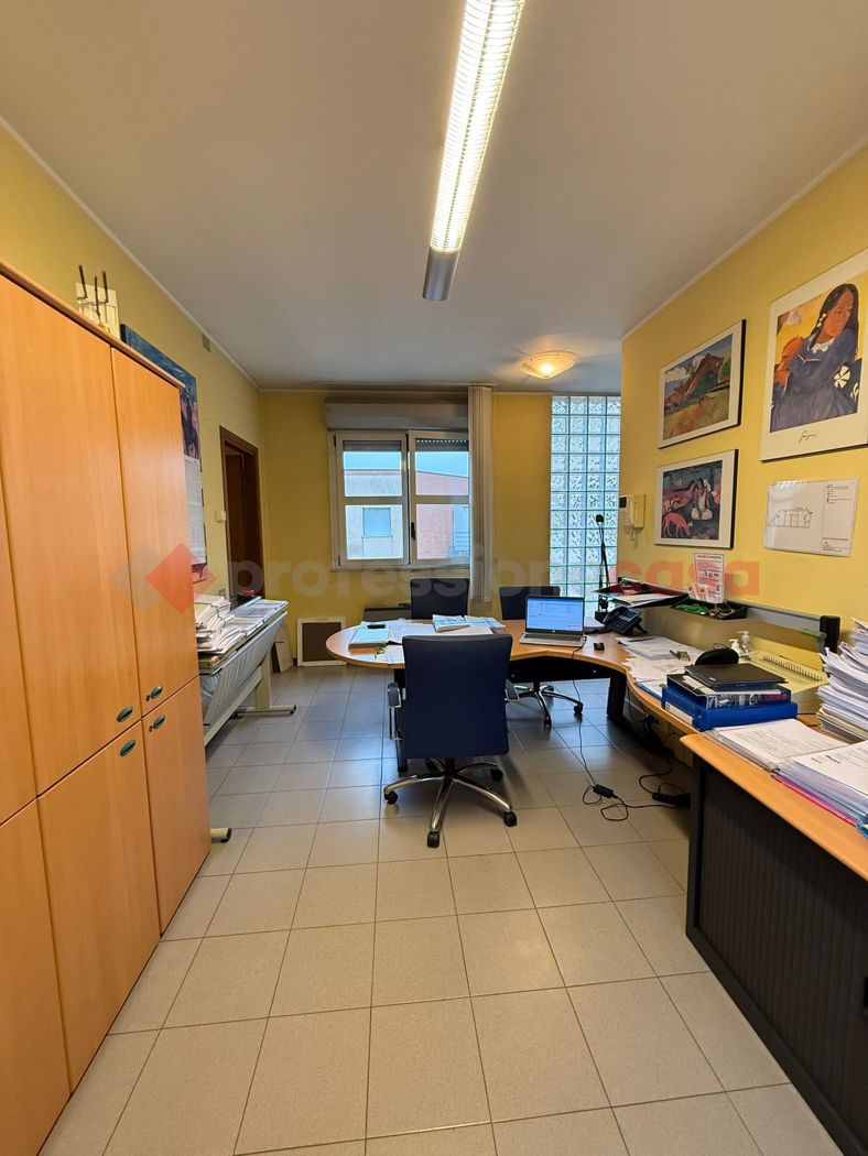 Ufficio con box doppio a Gessate