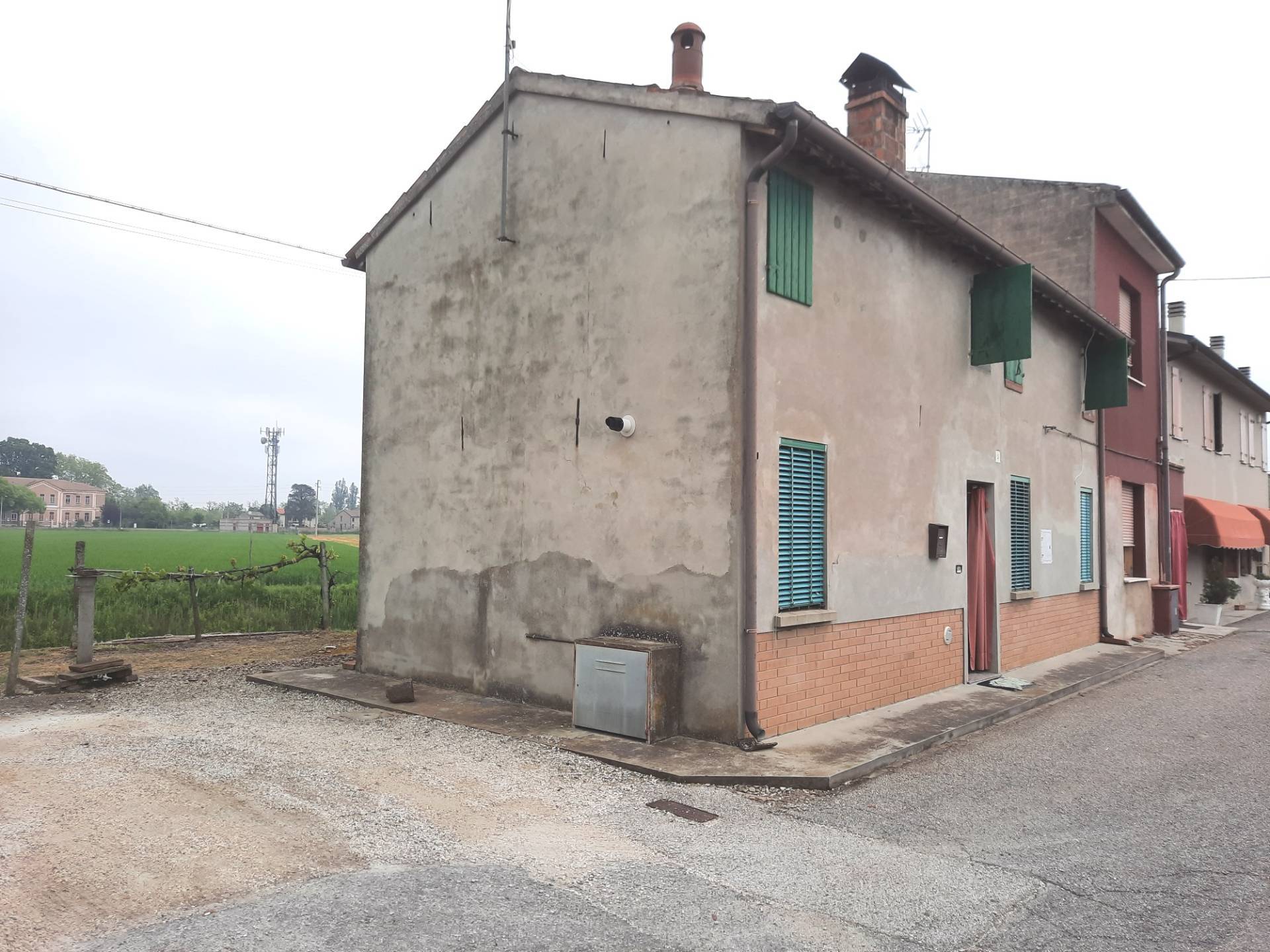 Villa con box, Ferrara marrara