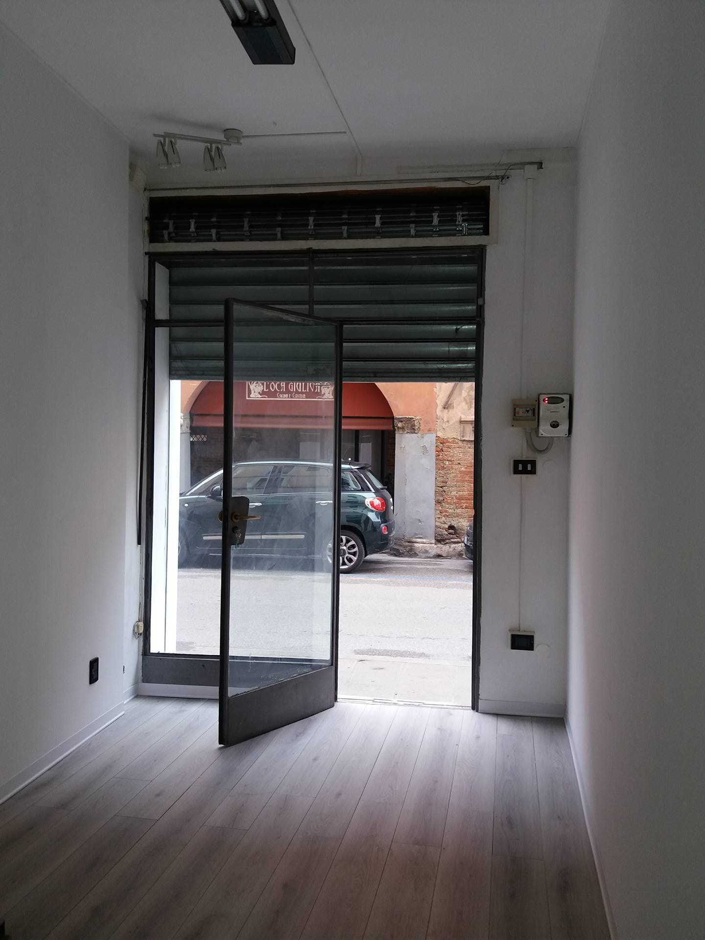 Locale commerciale in affitto a Ferrara, Centro storico