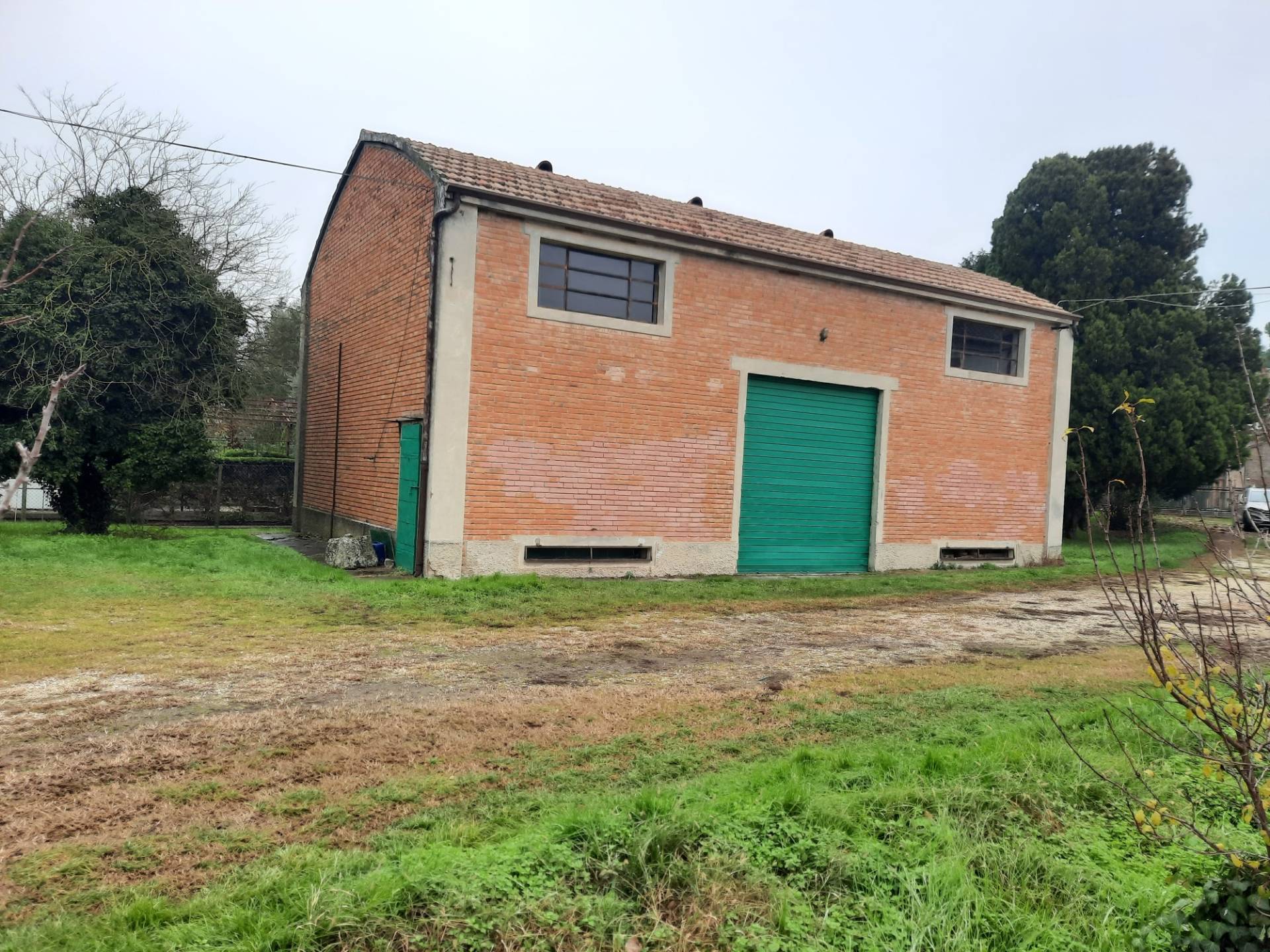 Locale commerciale in vendita a Ferrara, Gaibanella