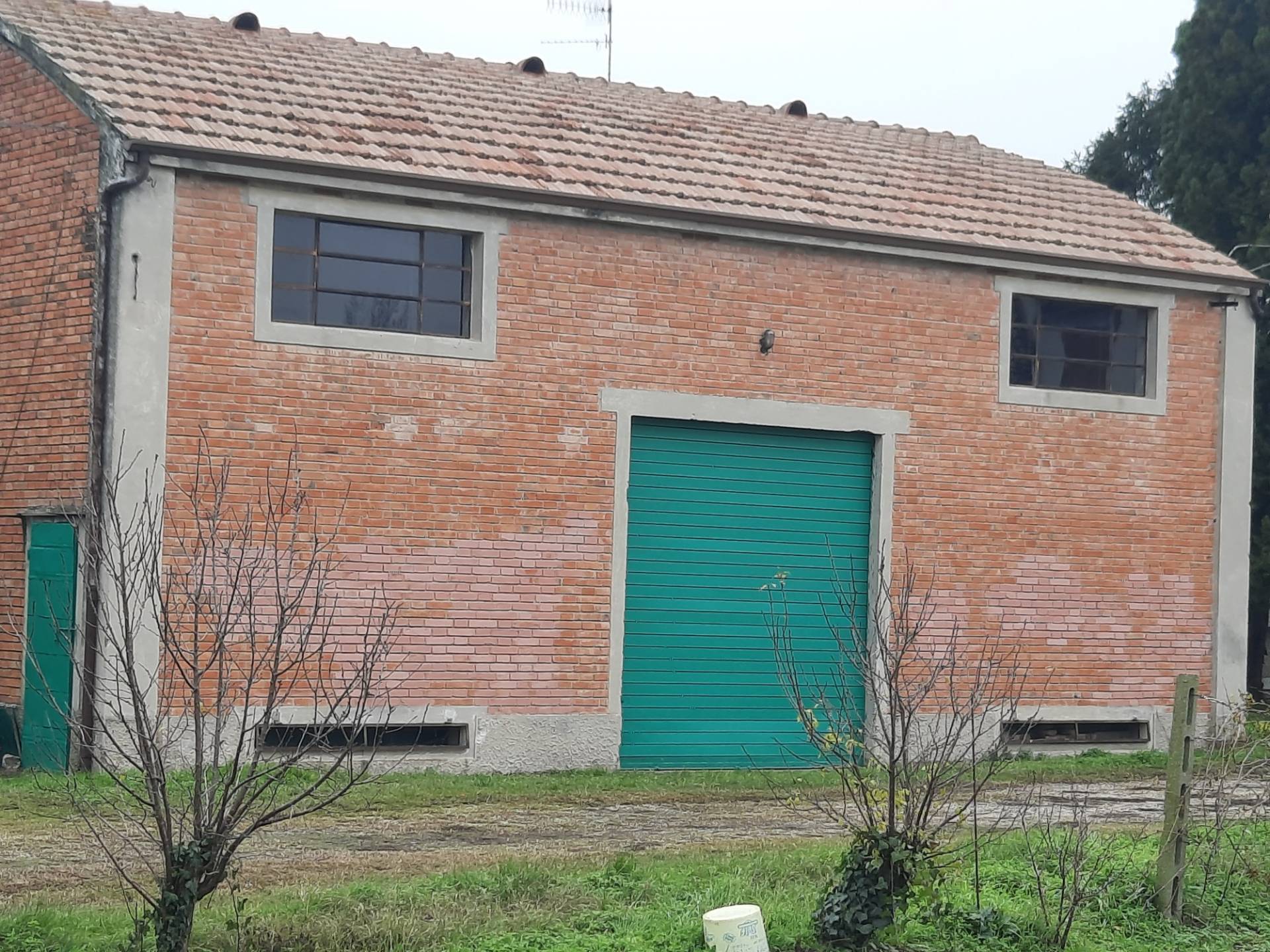 Locale commerciale in vendita a Ferrara, Gaibanella