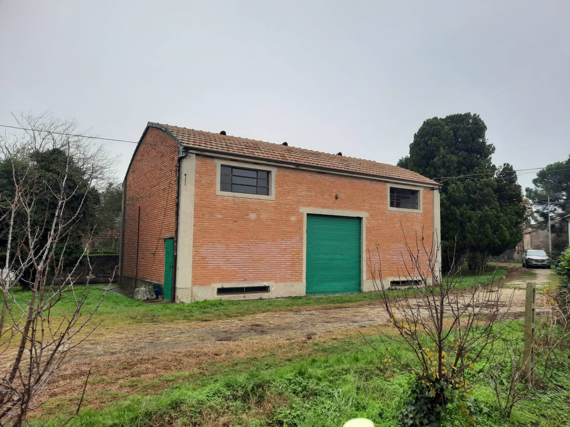 Locale commerciale in vendita a Ferrara, Gaibanella