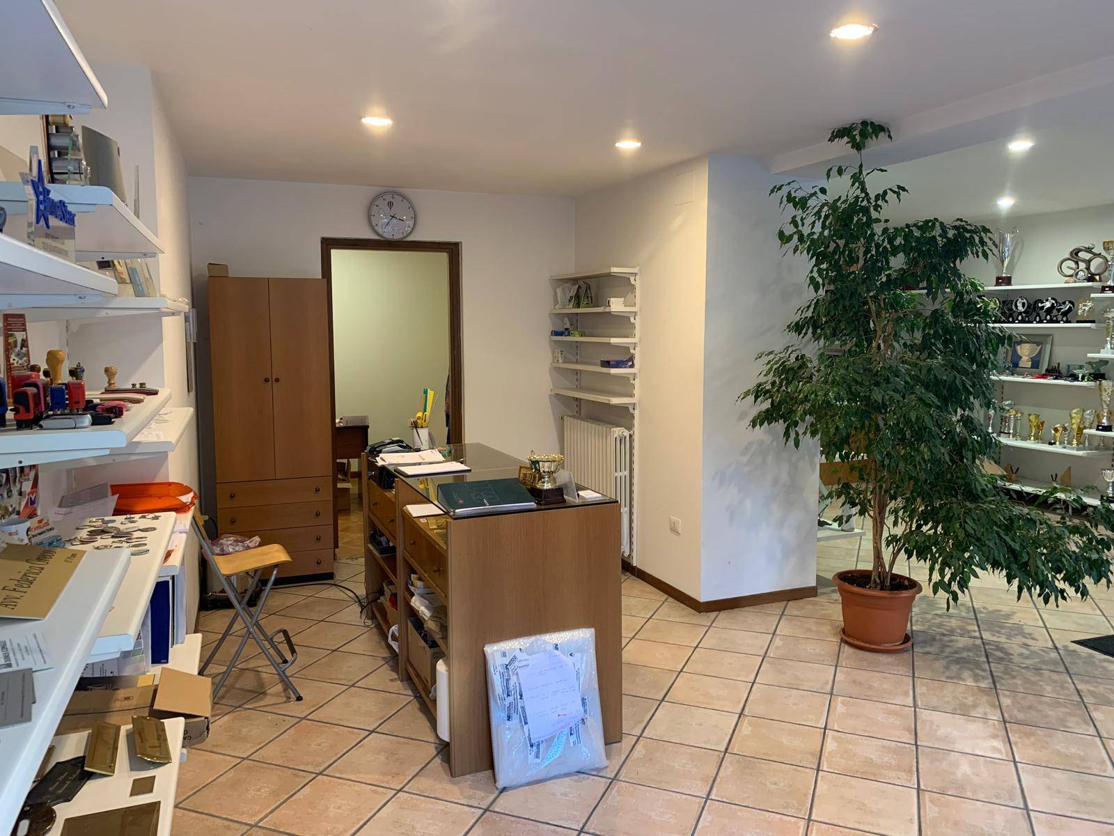 Locale commerciale in vendita a Ferrara, Via Bologna