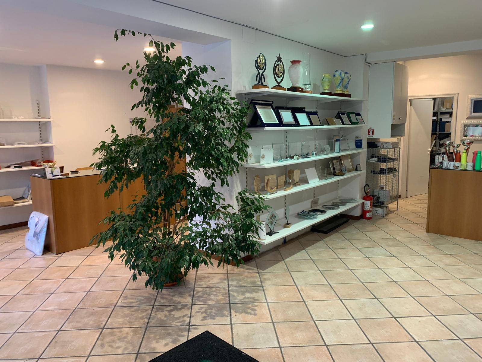 Locale commerciale in vendita a Ferrara, Via Bologna