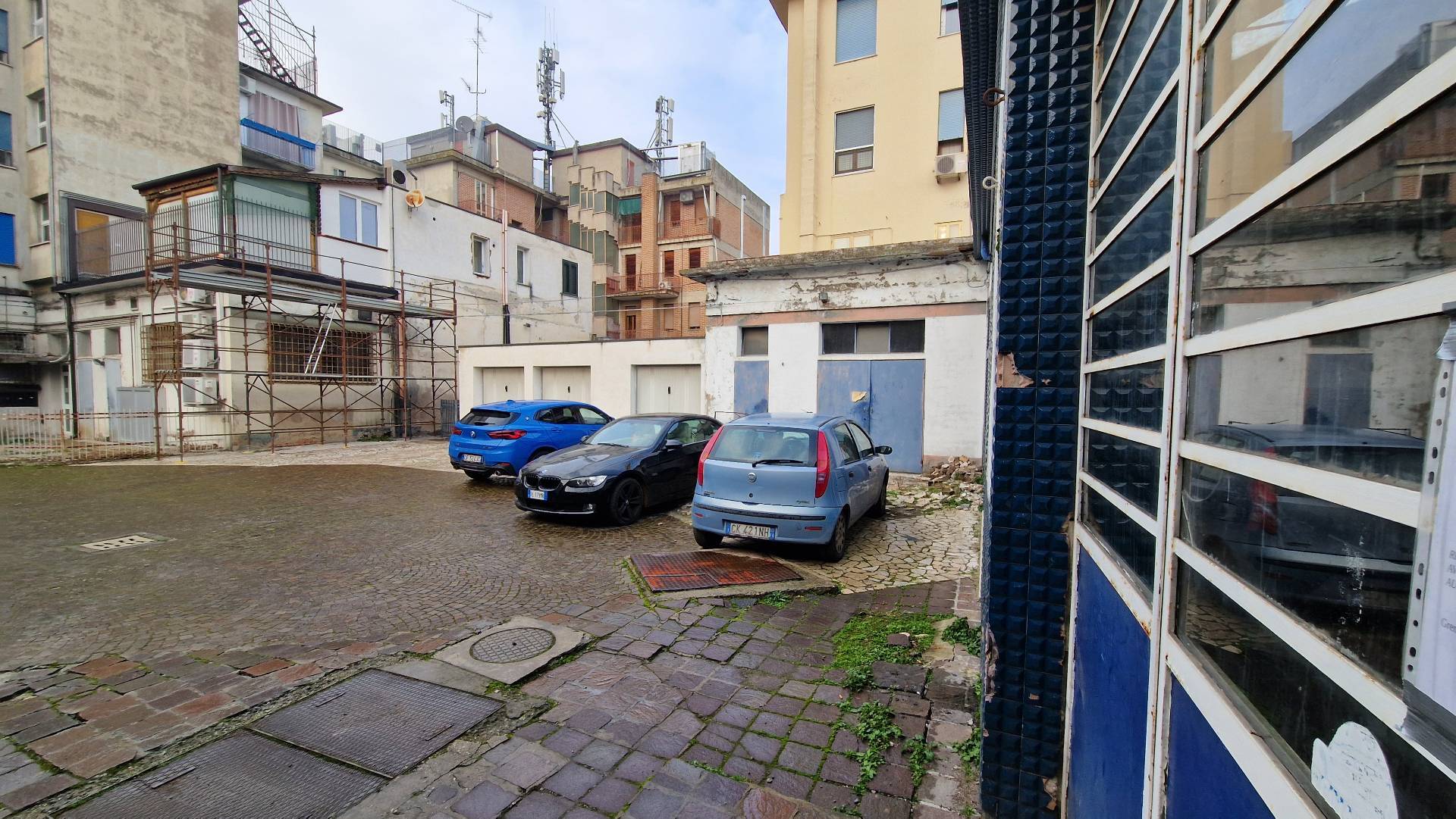 Locale commerciale in vendita a Ferrara, Via Bologna