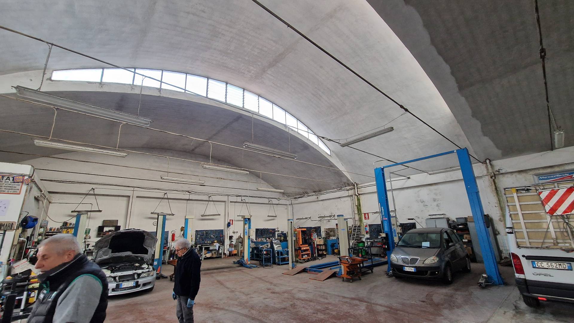 Locale commerciale in vendita a Ferrara, Via Bologna