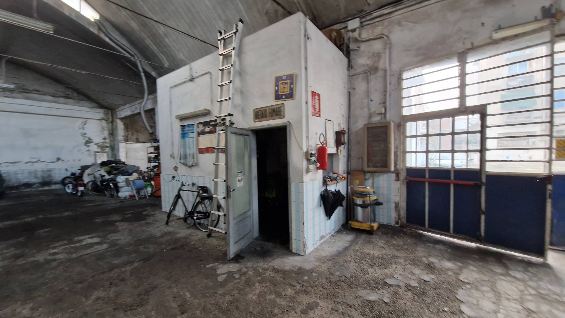 Locale commerciale in vendita a Ferrara, Via Bologna