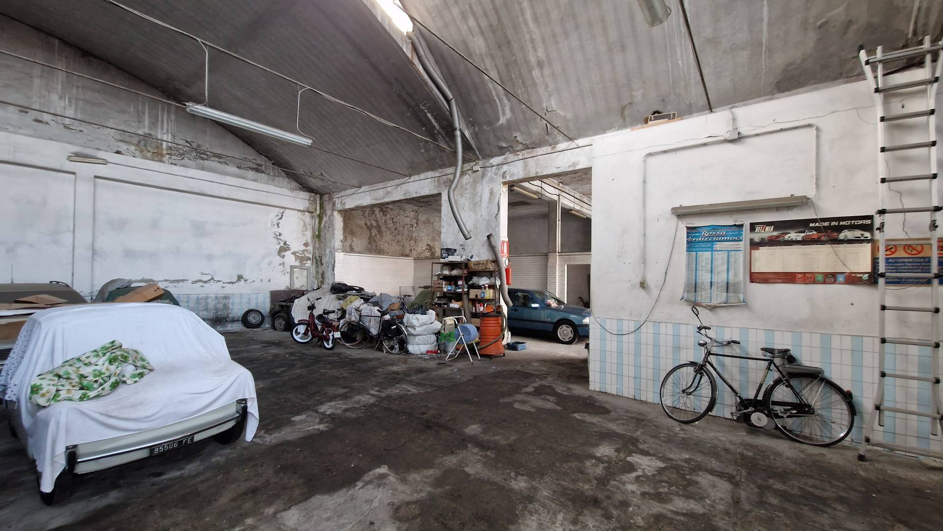 Locale commerciale in vendita a Ferrara, Via Bologna