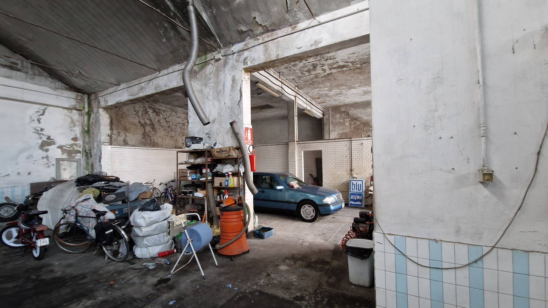 Locale commerciale in vendita a Ferrara, Via Bologna