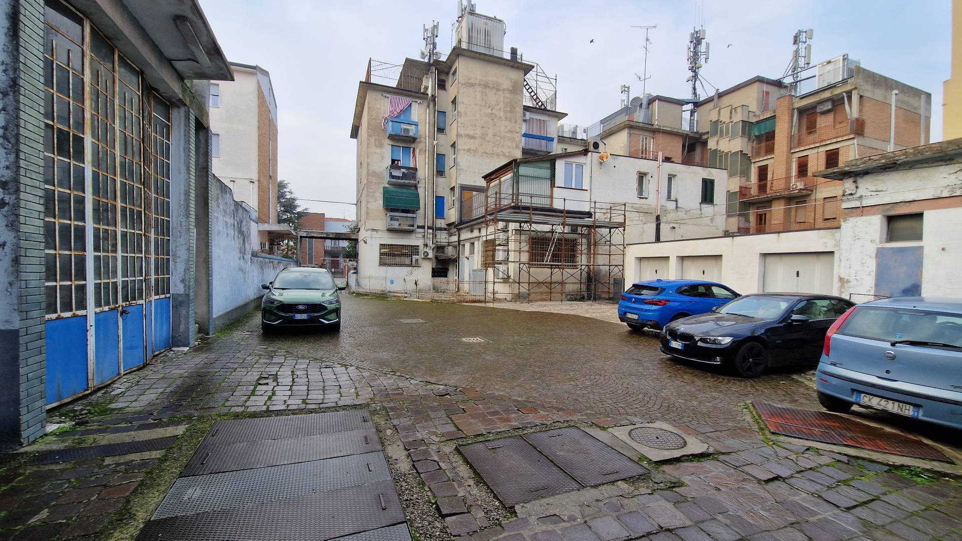 Locale commerciale in vendita a Ferrara, Via Bologna