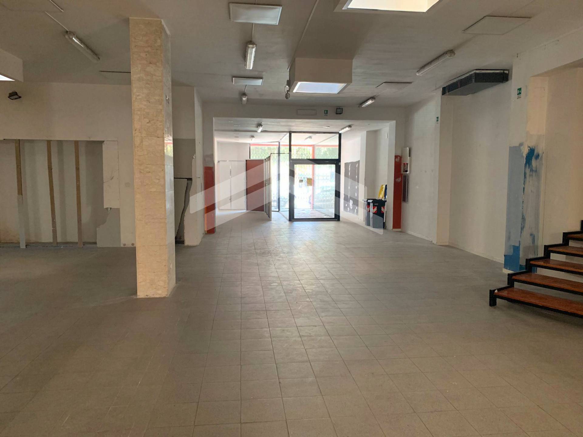 Locale commerciale in affitto a Campobasso, Semicentro