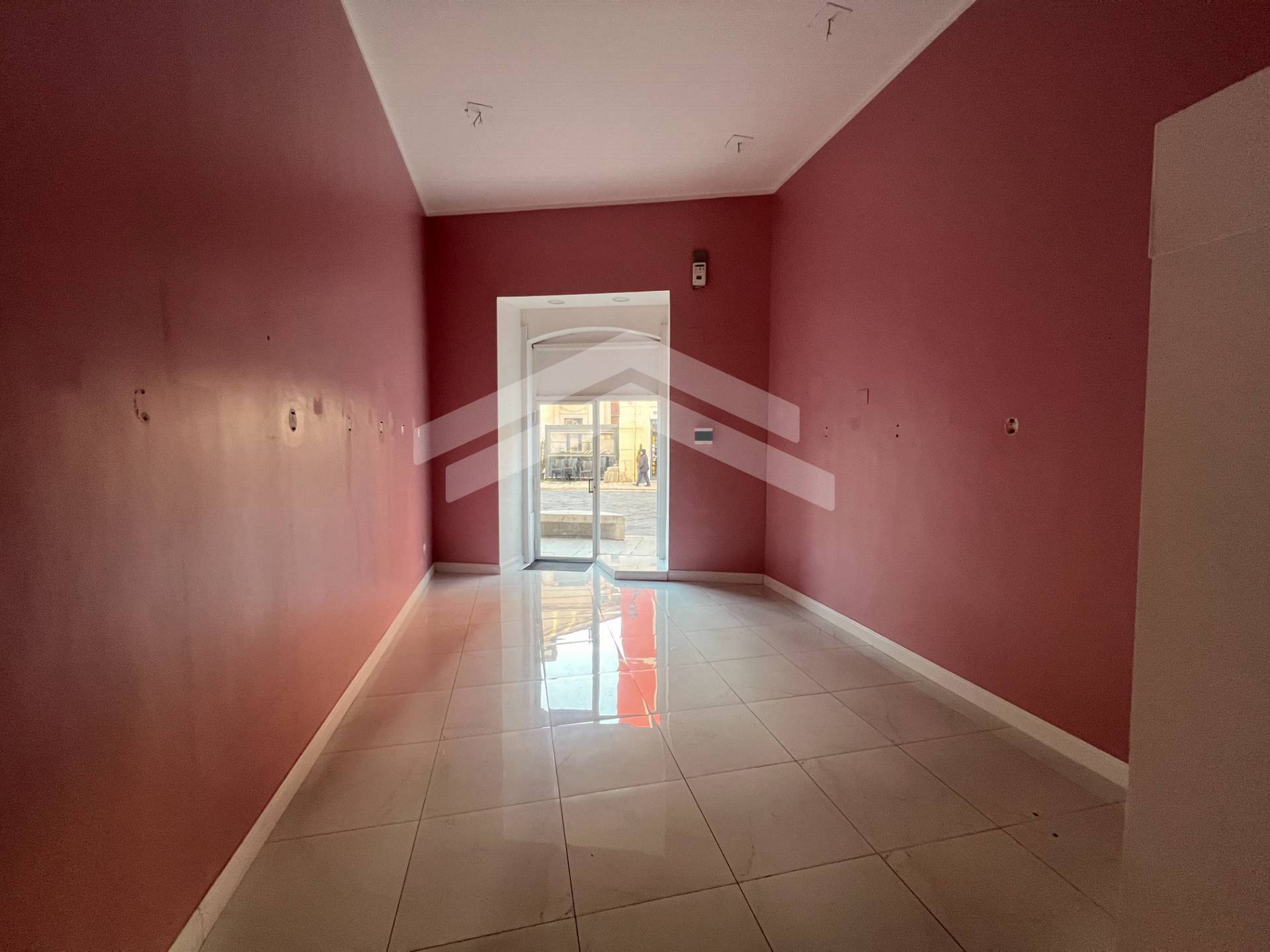 Locale commerciale in affitto a Campobasso, Centro