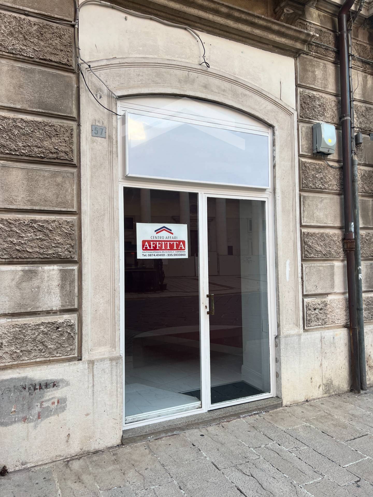 Locale commerciale in affitto a Campobasso, Centro