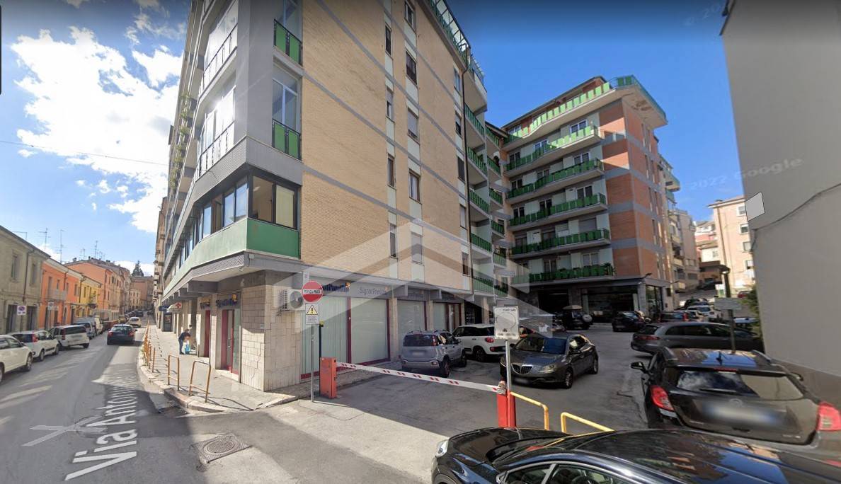 Locale commerciale in affitto a Campobasso, Centro