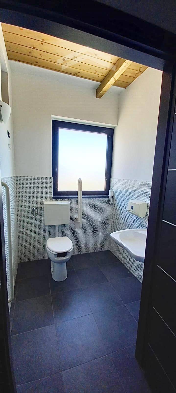 Locale commerciale in affitto a Campobasso, Colle delle Alpi