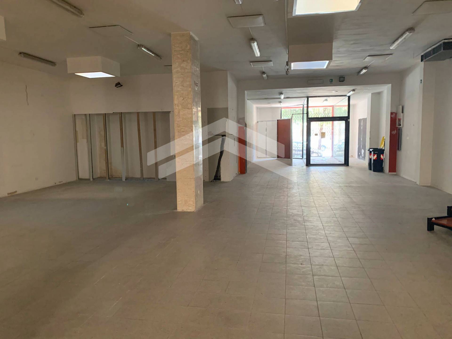 Locale commerciale in affitto a Campobasso, Semicentro