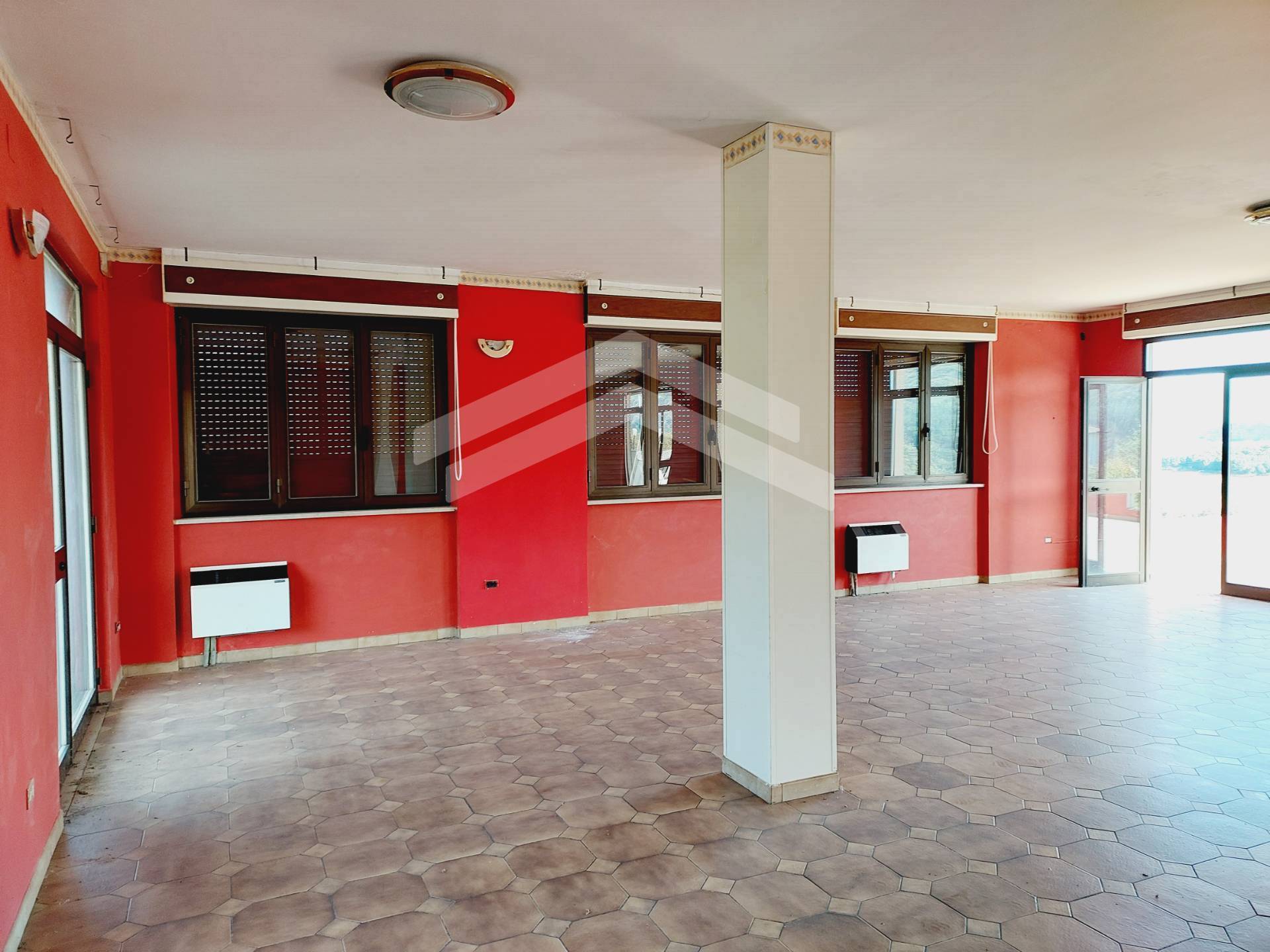 Locale commerciale in vendita a Guardialfiera