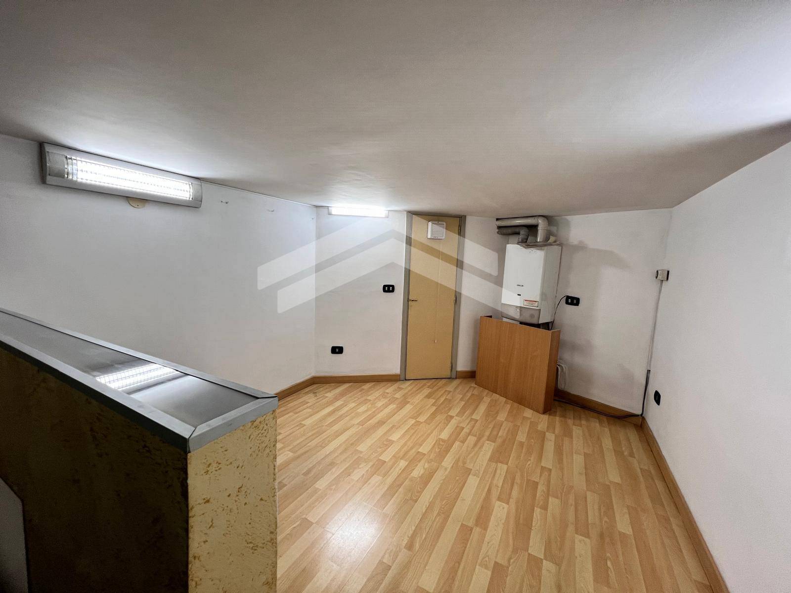 Locale commerciale in affitto a Campobasso, Centro