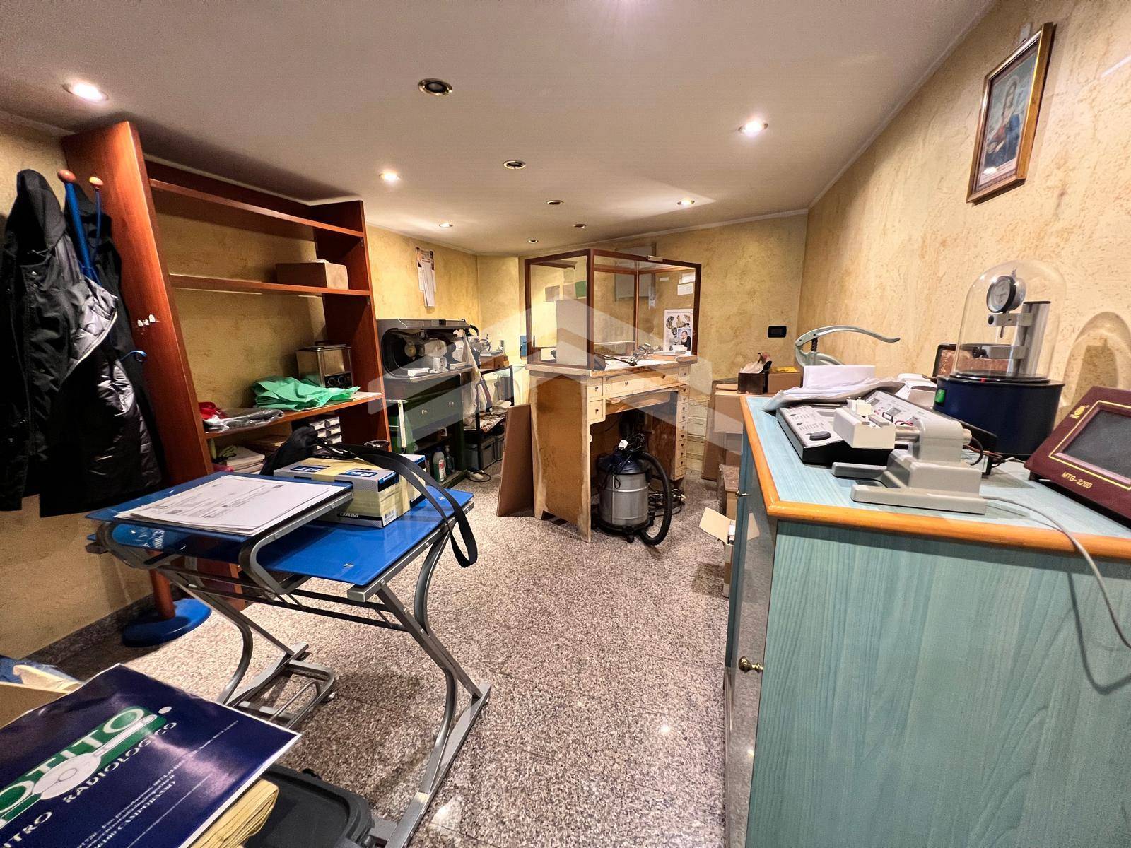 Locale commerciale in affitto a Campobasso, Centro