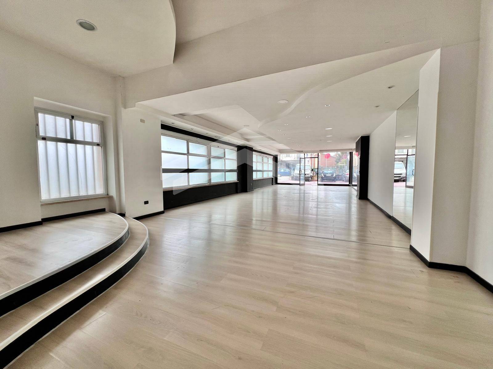 Locale commerciale in affitto a Campobasso, Semicentro