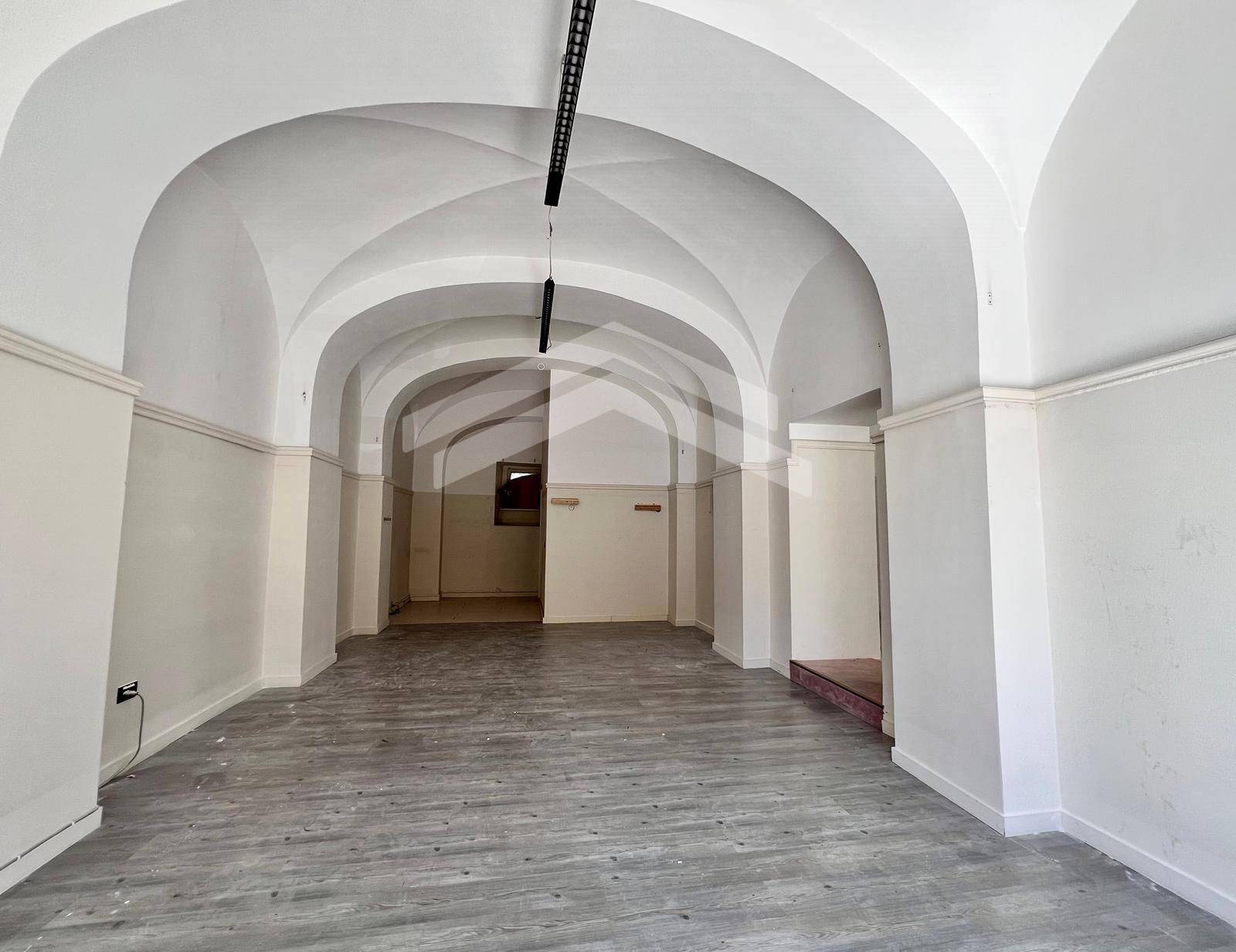 Locale commerciale in affitto a Campobasso, Centro