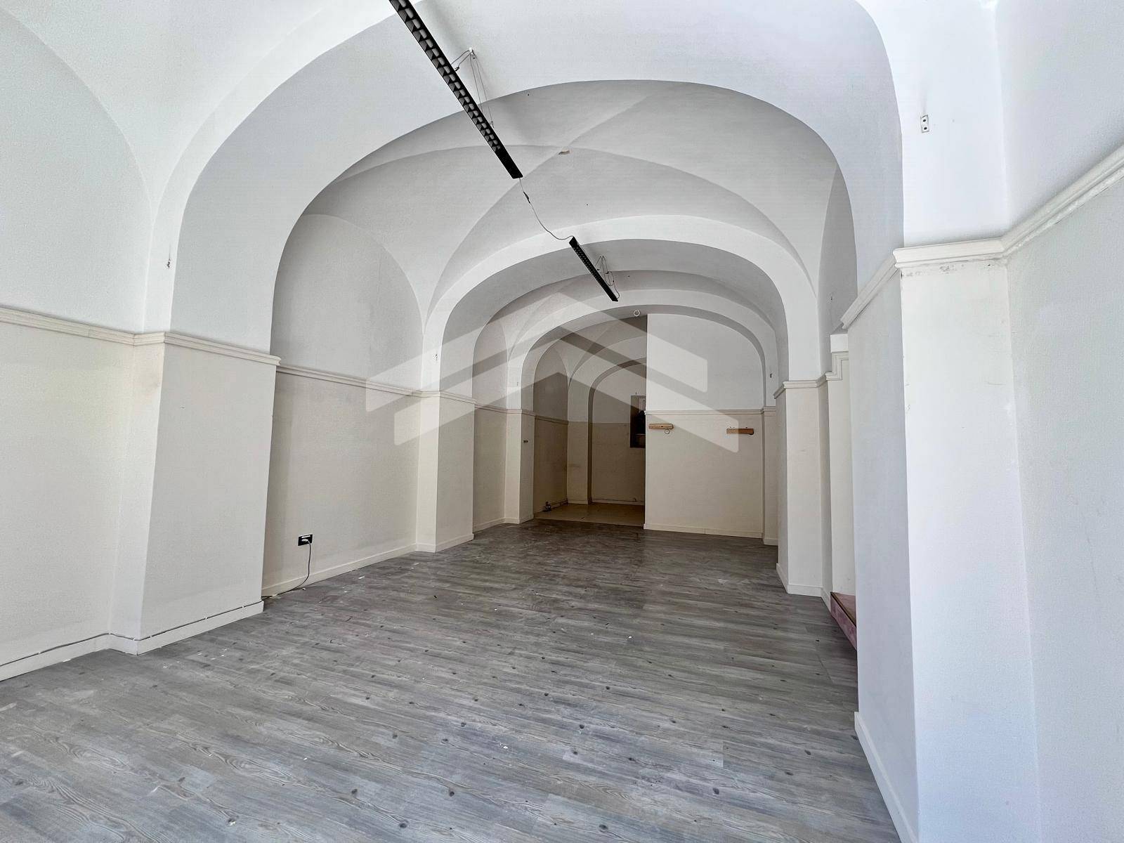 Locale commerciale in affitto a Campobasso, Centro