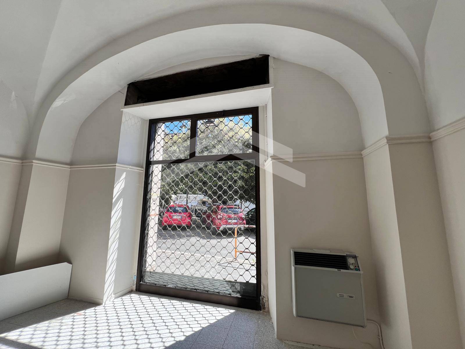 Locale commerciale in affitto a Campobasso, Centro