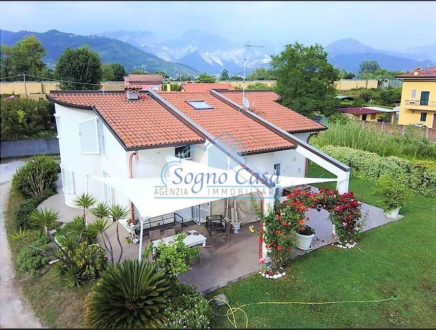 Villa con giardino, Carrara marina di