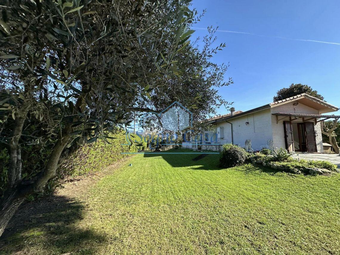 Villa con giardino a Ameglia