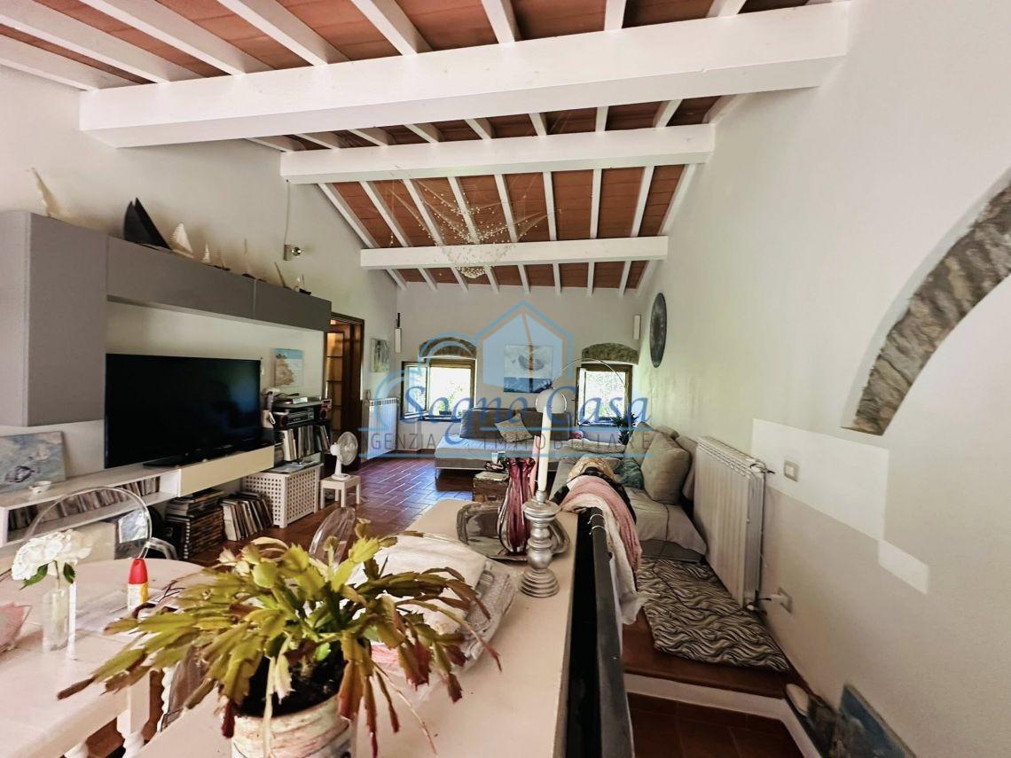 Casa indipendente con giardino a Ameglia