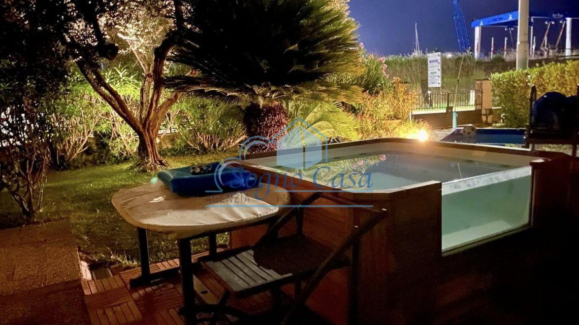 Villa con giardino, Ameglia bocca di magra