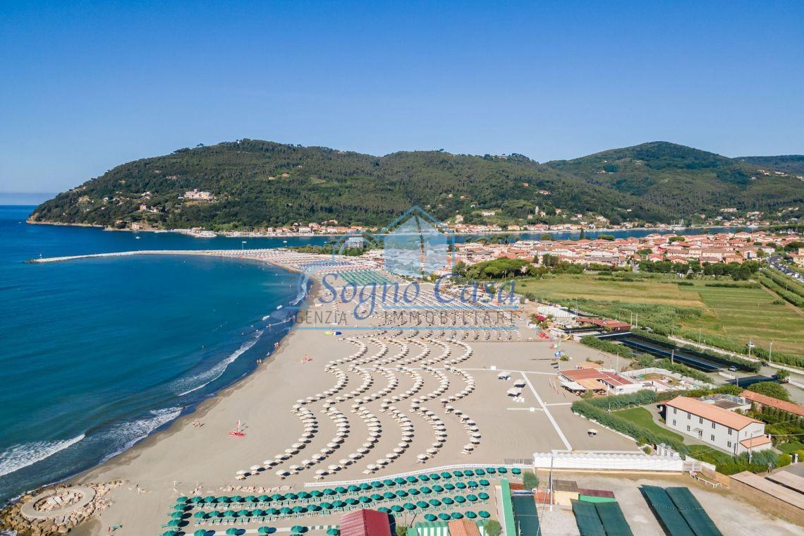 Villa con giardino, Ameglia bocca di magra