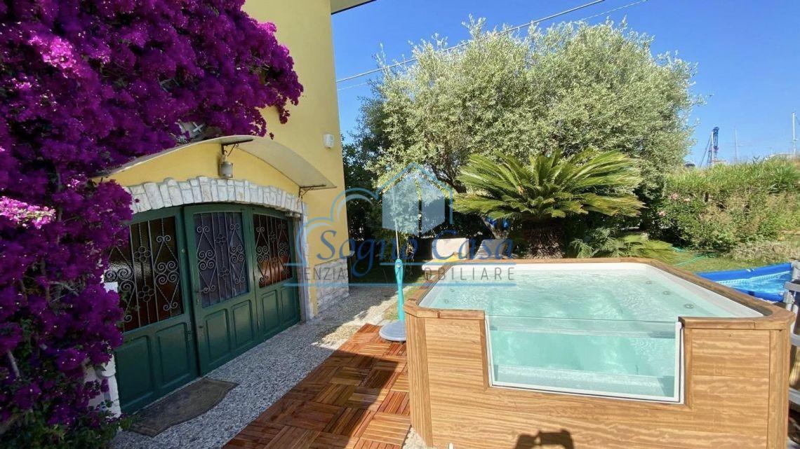 Villa con giardino, Ameglia bocca di magra