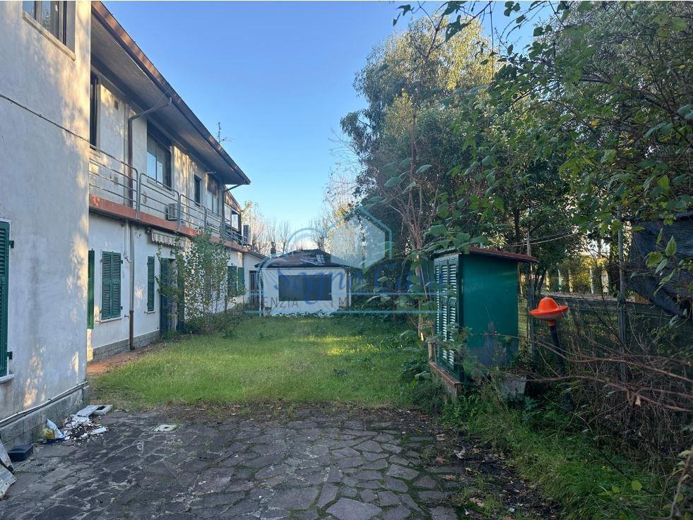 Locale commerciale in vendita, Ameglia fiumaretta