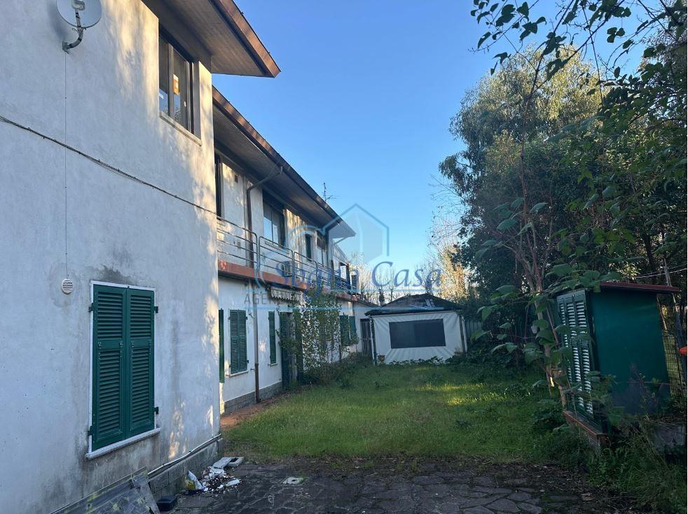 Locale commerciale in vendita, Ameglia fiumaretta