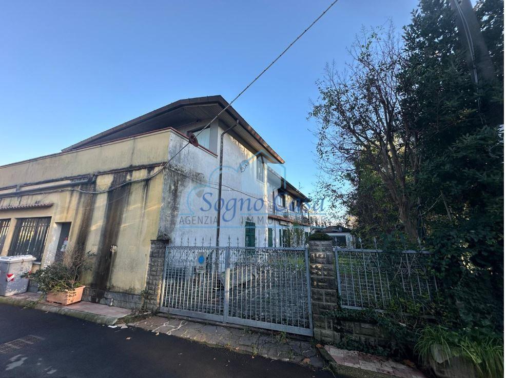 Locale commerciale in vendita, Ameglia fiumaretta