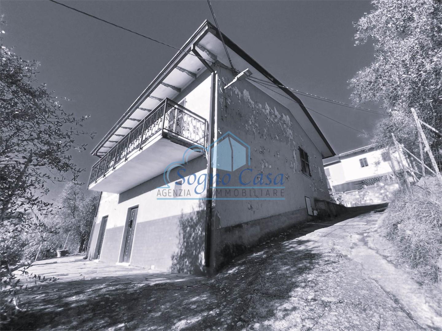 Casa indipendente con giardino, Ortonovo casano