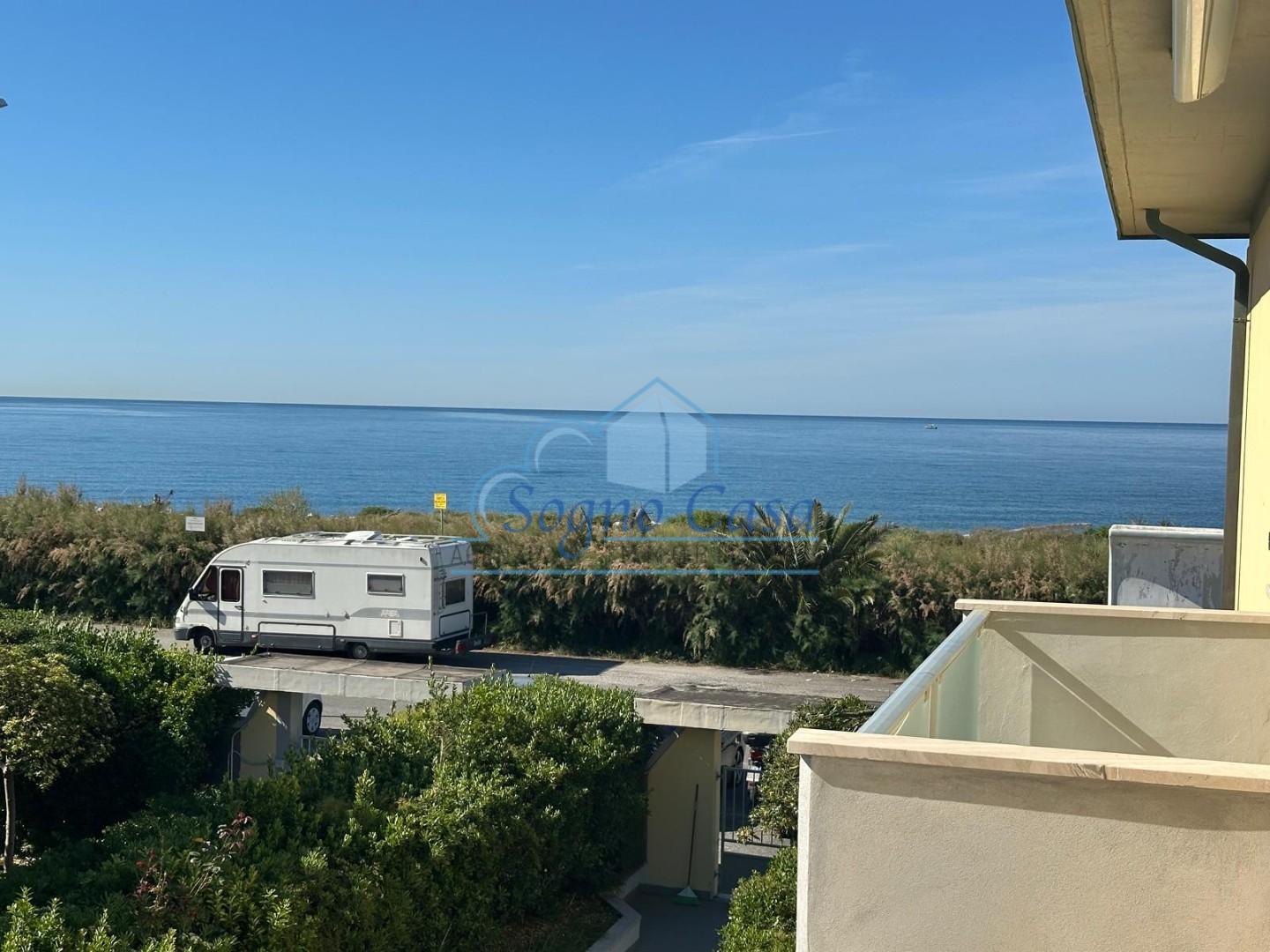 Bilocale vista mare, Carrara marina di