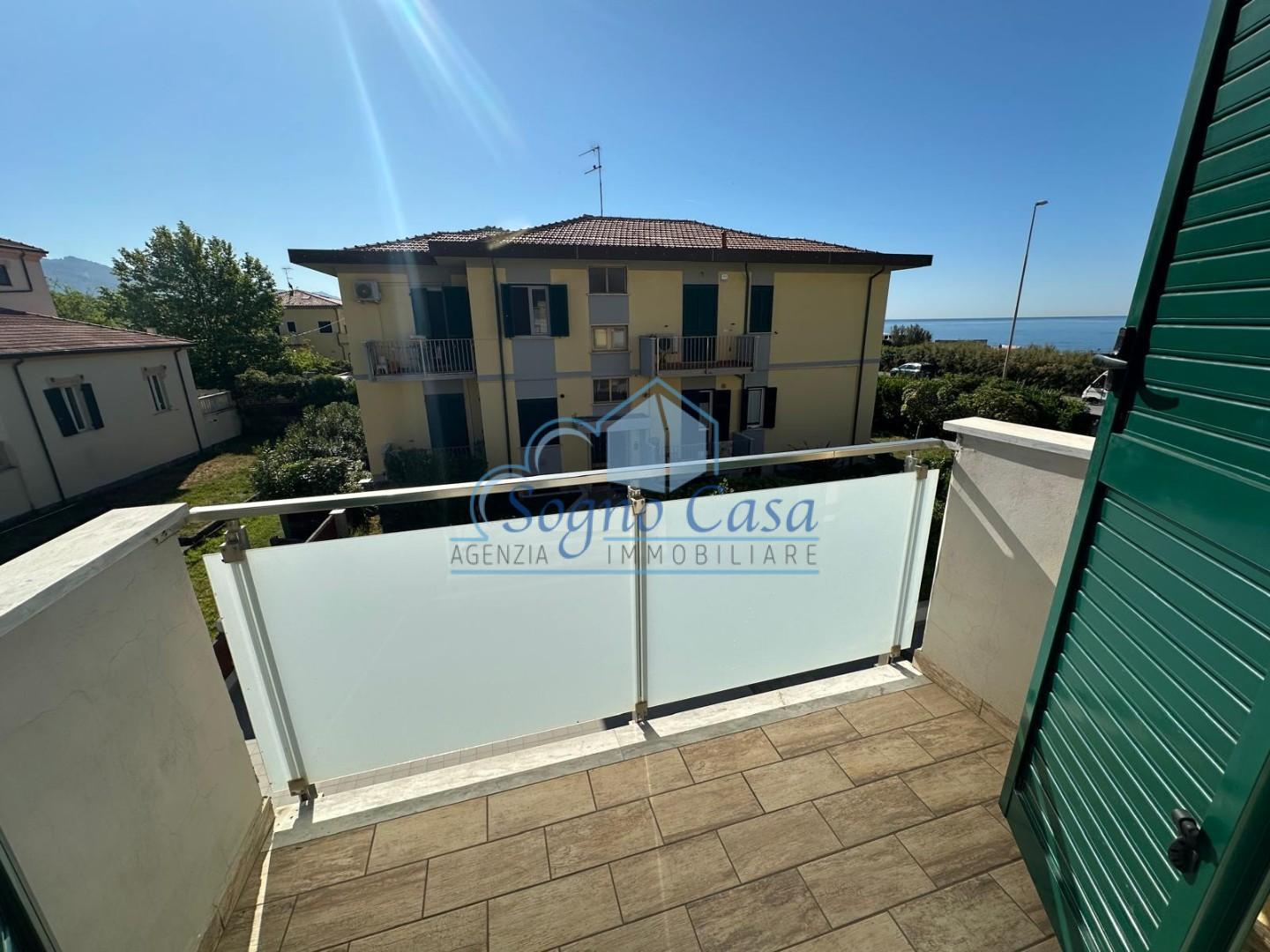 Bilocale vista mare, Carrara marina di