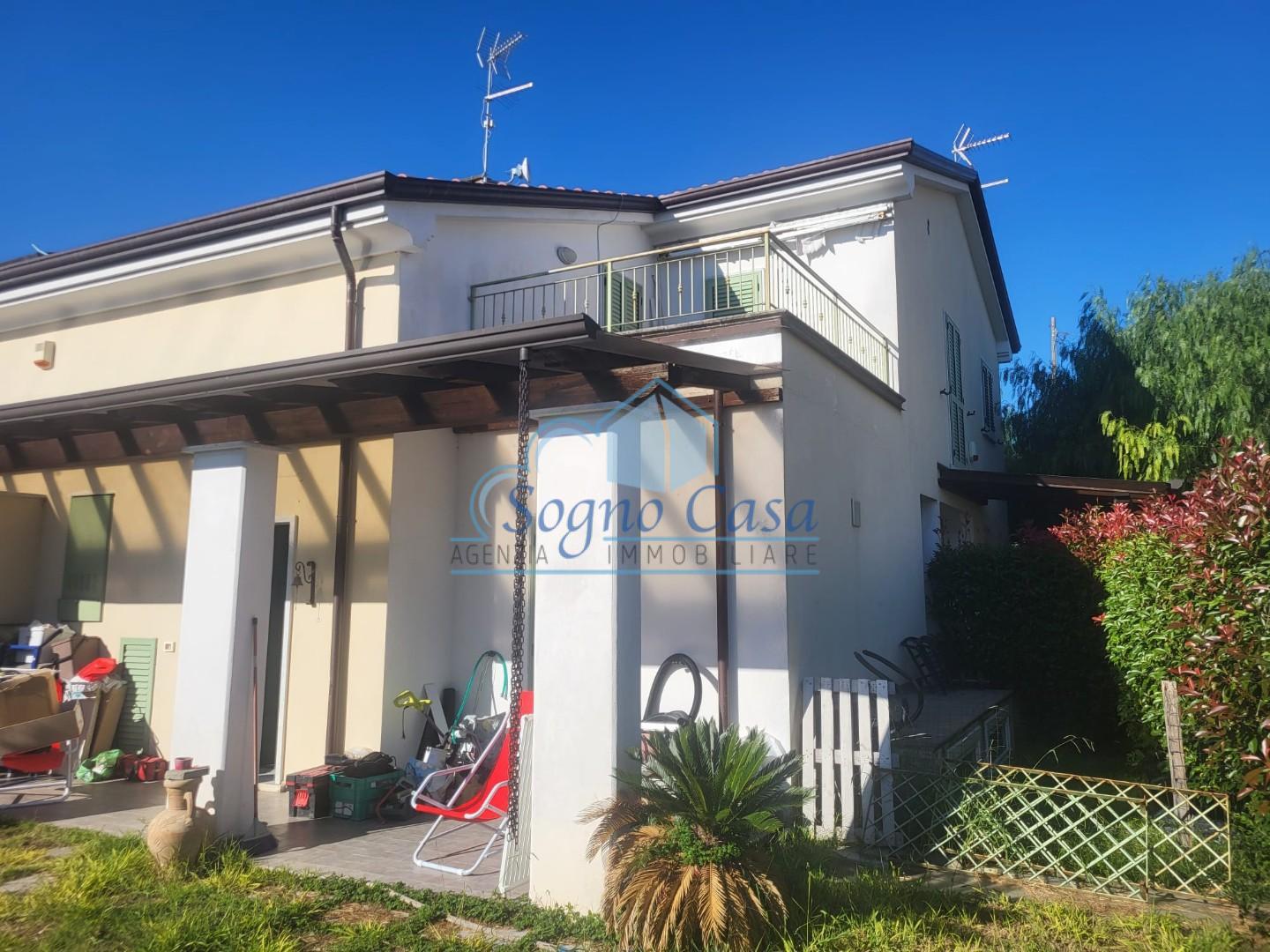 Villa Bifamiliare con giardino, Ortonovo dogana